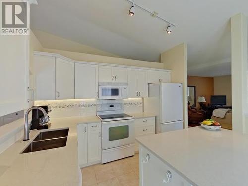 6-4020 Saturna Ave, Powell River, BC - Indoor Photo Showing Kitchen With Double Sink