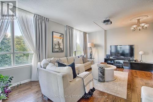 406 - 1121 Steeles Avenue W, Toronto, ON - Indoor Photo Showing Living Room