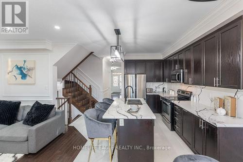 71 Betony Drive, Richmond Hill, ON - Indoor Photo Showing Kitchen With Upgraded Kitchen