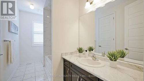 170 Baber Crescent, Aurora, ON - Indoor Photo Showing Bathroom