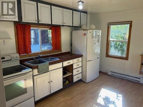 166 Crescent  Street, Castlegar, BC - Indoor Photo Showing Kitchen With Double Sink