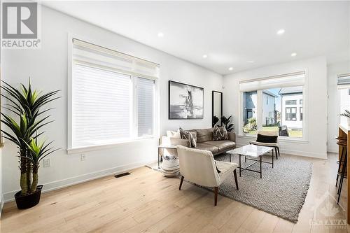 860 Solarium Avenue, Ottawa, ON - Indoor Photo Showing Living Room