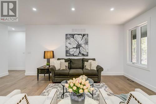 11 Maplewood Court, Galway-Cavendish And Harvey, ON - Indoor Photo Showing Living Room