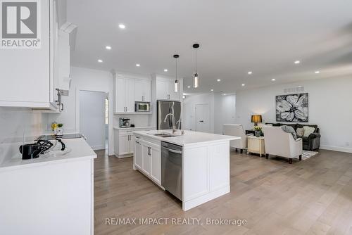 11 Maplewood Court, Galway-Cavendish And Harvey, ON - Indoor Photo Showing Kitchen With Upgraded Kitchen