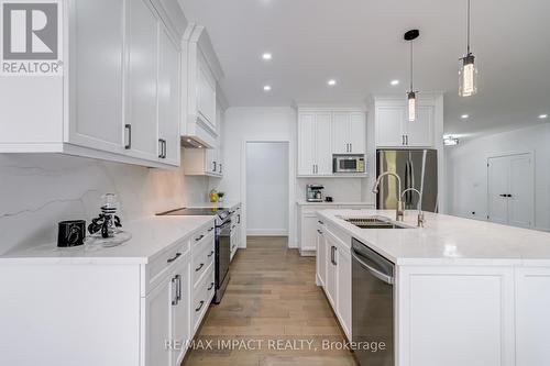 11 Maplewood Court, Galway-Cavendish And Harvey, ON - Indoor Photo Showing Kitchen With Double Sink With Upgraded Kitchen