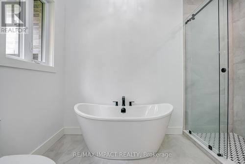 11 Maplewood Court, Galway-Cavendish And Harvey, ON - Indoor Photo Showing Bathroom