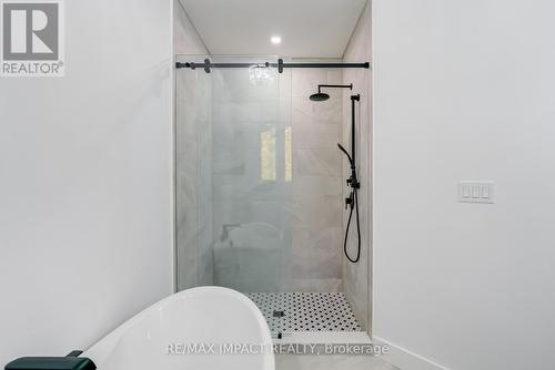 11 Maplewood Court, Galway-Cavendish And Harvey, ON - Indoor Photo Showing Bathroom