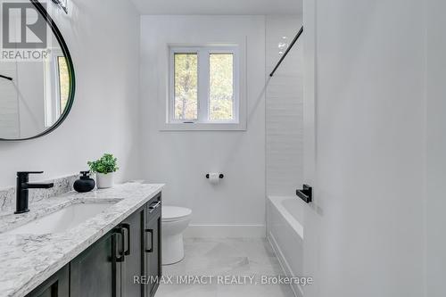 11 Maplewood Court, Galway-Cavendish And Harvey, ON - Indoor Photo Showing Bathroom