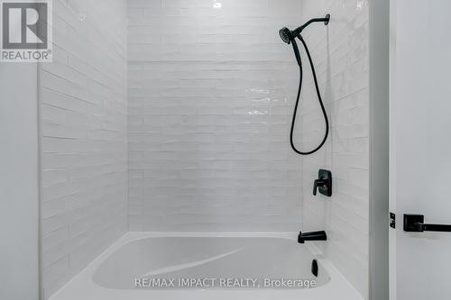 11 Maplewood Court, Galway-Cavendish And Harvey, ON - Indoor Photo Showing Bathroom