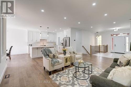 11 Maplewood Court, Galway-Cavendish And Harvey, ON - Indoor Photo Showing Living Room