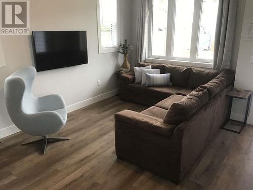 667 Victoria Drive Unit# 102, Penticton, BC - Indoor Photo Showing Living Room