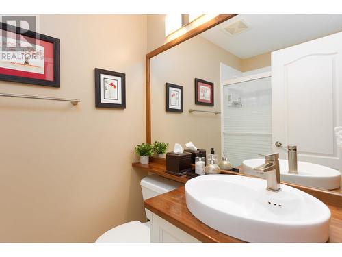 897 Westview Way, West Kelowna, BC - Indoor Photo Showing Bathroom