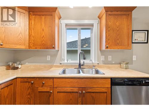 801 20 Street Ne Unit# 36, Salmon Arm, BC - Indoor Photo Showing Kitchen With Double Sink