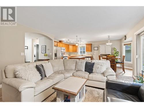 801 20 Street Ne Unit# 36, Salmon Arm, BC - Indoor Photo Showing Living Room