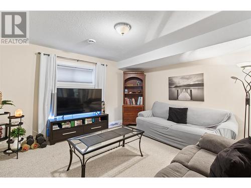 801 20 Street Ne Unit# 36, Salmon Arm, BC - Indoor Photo Showing Living Room