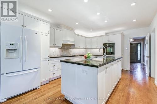 1520 Camelford Road, Mississauga, ON - Indoor Photo Showing Kitchen With Upgraded Kitchen