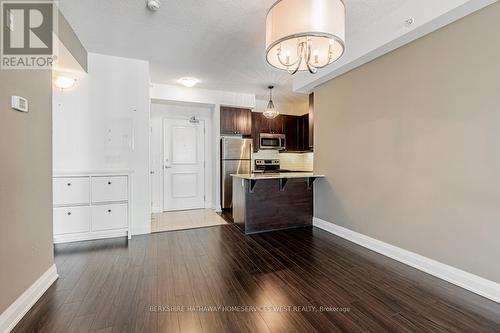 607 - 24 Woodstream Boulevard N, Vaughan, ON - Indoor Photo Showing Kitchen