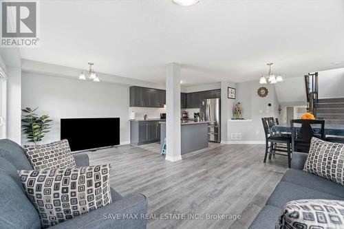 126 Laguna Village Crescent, Hamilton, ON - Indoor Photo Showing Living Room