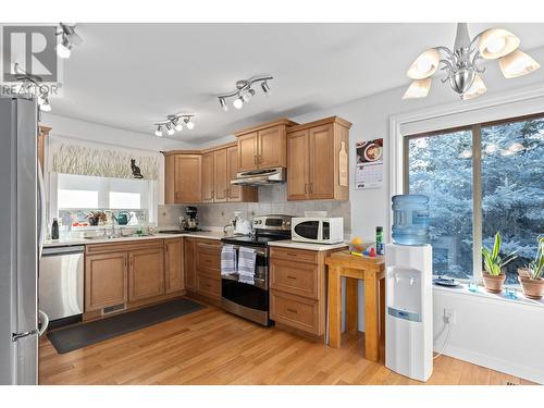 10596 Columbia Way, Vernon, BC - Indoor Photo Showing Kitchen