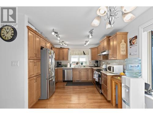 10596 Columbia Way, Vernon, BC - Indoor Photo Showing Kitchen