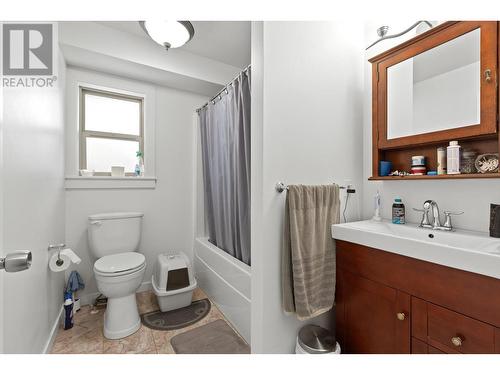 10596 Columbia Way, Vernon, BC - Indoor Photo Showing Bathroom