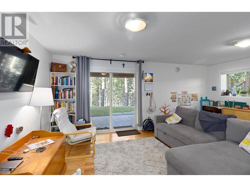 10596 Columbia Way, Vernon, BC - Indoor Photo Showing Living Room