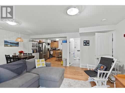 10596 Columbia Way, Vernon, BC - Indoor Photo Showing Living Room