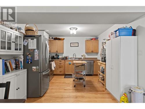 10596 Columbia Way, Vernon, BC - Indoor Photo Showing Kitchen