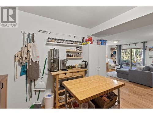 10596 Columbia Way, Vernon, BC - Indoor Photo Showing Living Room