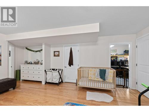 10596 Columbia Way, Vernon, BC - Indoor Photo Showing Living Room