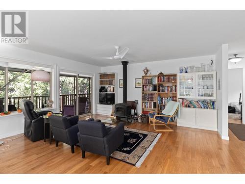 10596 Columbia Way, Vernon, BC - Indoor Photo Showing Living Room