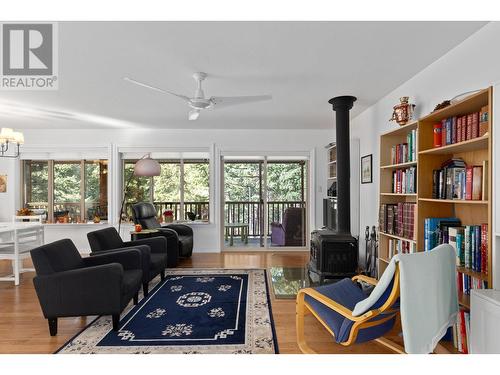 10596 Columbia Way, Vernon, BC - Indoor Photo Showing Living Room