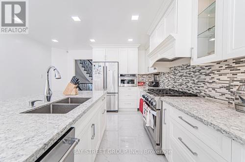 39 Alexandra Wood, Richmond Hill, ON - Indoor Photo Showing Kitchen With Double Sink With Upgraded Kitchen