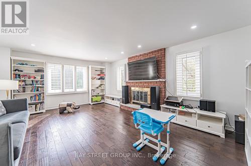 39 Alexandra Wood, Richmond Hill, ON - Indoor Photo Showing Living Room With Fireplace