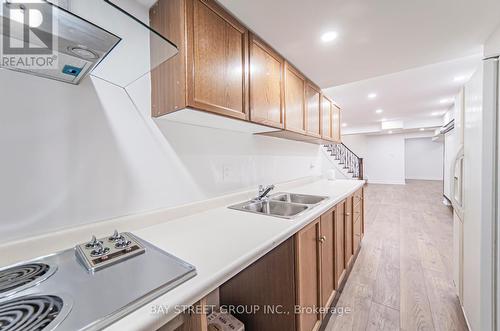 39 Alexandra Wood, Richmond Hill, ON - Indoor Photo Showing Kitchen With Double Sink