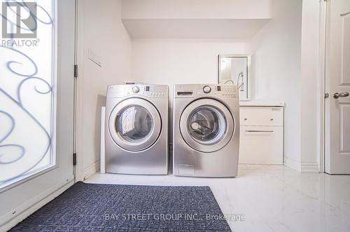 39 Alexandra Wood, Richmond Hill, ON - Indoor Photo Showing Laundry Room