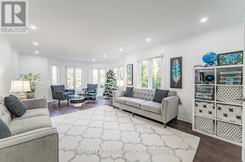 39 Alexandra Wood, Richmond Hill, ON - Indoor Photo Showing Living Room