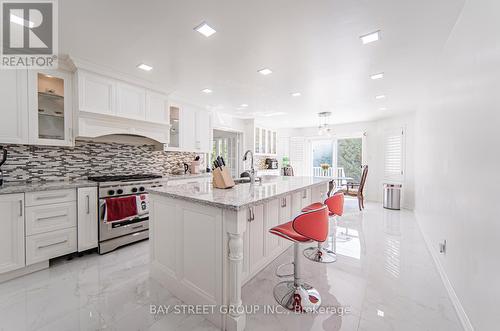 39 Alexandra Wood, Richmond Hill, ON - Indoor Photo Showing Kitchen With Upgraded Kitchen