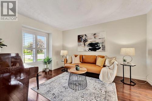 19 Falconridge Drive, Hamilton, ON - Indoor Photo Showing Living Room