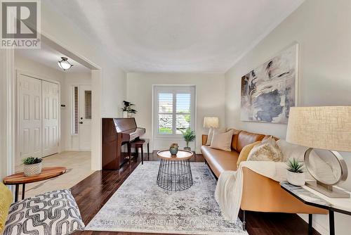 19 Falconridge Drive, Hamilton, ON - Indoor Photo Showing Living Room