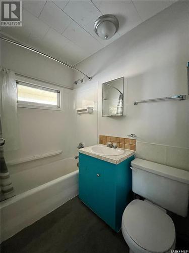 205 5Th Avenue Nw, Swift Current, SK - Indoor Photo Showing Bathroom