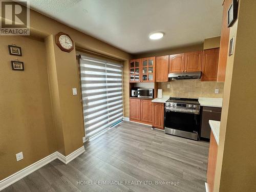 131 Plumrose Pathway, Toronto, ON - Indoor Photo Showing Kitchen