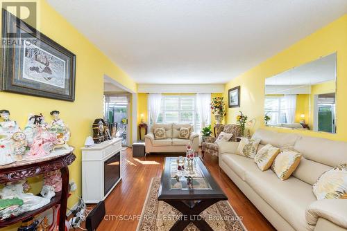 32 Vodden Court, Brampton, ON - Indoor Photo Showing Living Room