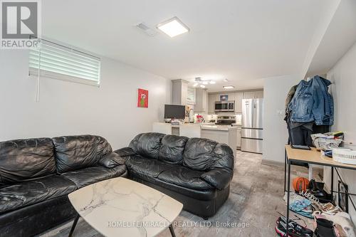 98 Nelson Street, Toronto, ON - Indoor Photo Showing Living Room