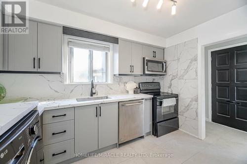 98 Nelson Street, Toronto, ON - Indoor Photo Showing Kitchen