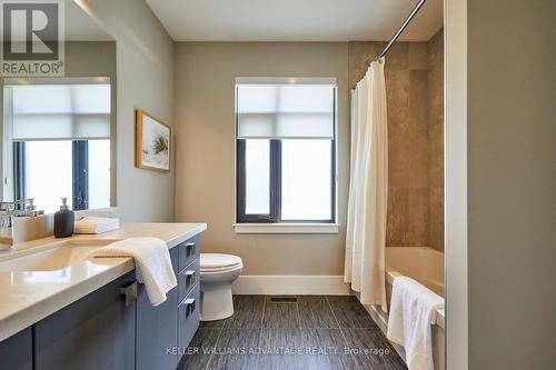 18 Coxwell Boulevard, Toronto, ON - Indoor Photo Showing Bathroom