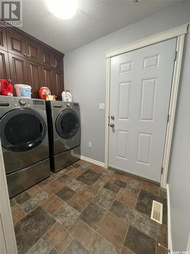 212 4Th Avenue E, Kindersley, SK - Indoor Photo Showing Laundry Room