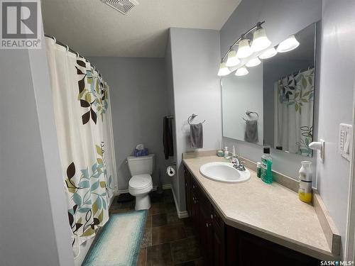 212 4Th Avenue E, Kindersley, SK - Indoor Photo Showing Bathroom