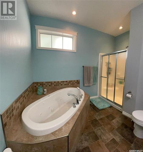 212 4Th Avenue E, Kindersley, SK - Indoor Photo Showing Bathroom