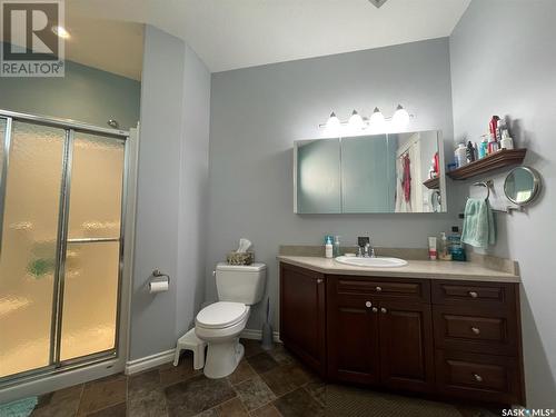 212 4Th Avenue E, Kindersley, SK - Indoor Photo Showing Bathroom